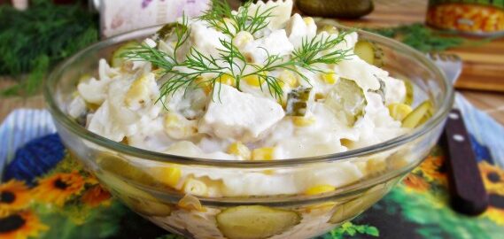 Куриный салат с макаронами и кукурузой