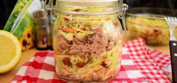 Салат с тунцом и вялеными помидорами