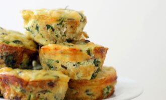 Яичные кексы с грибами и цукини