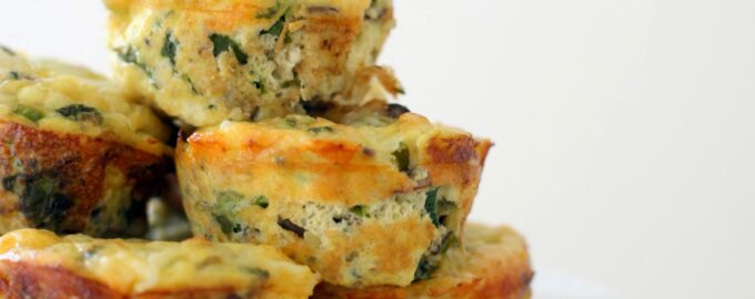 Яичные кексы с грибами и цукини
