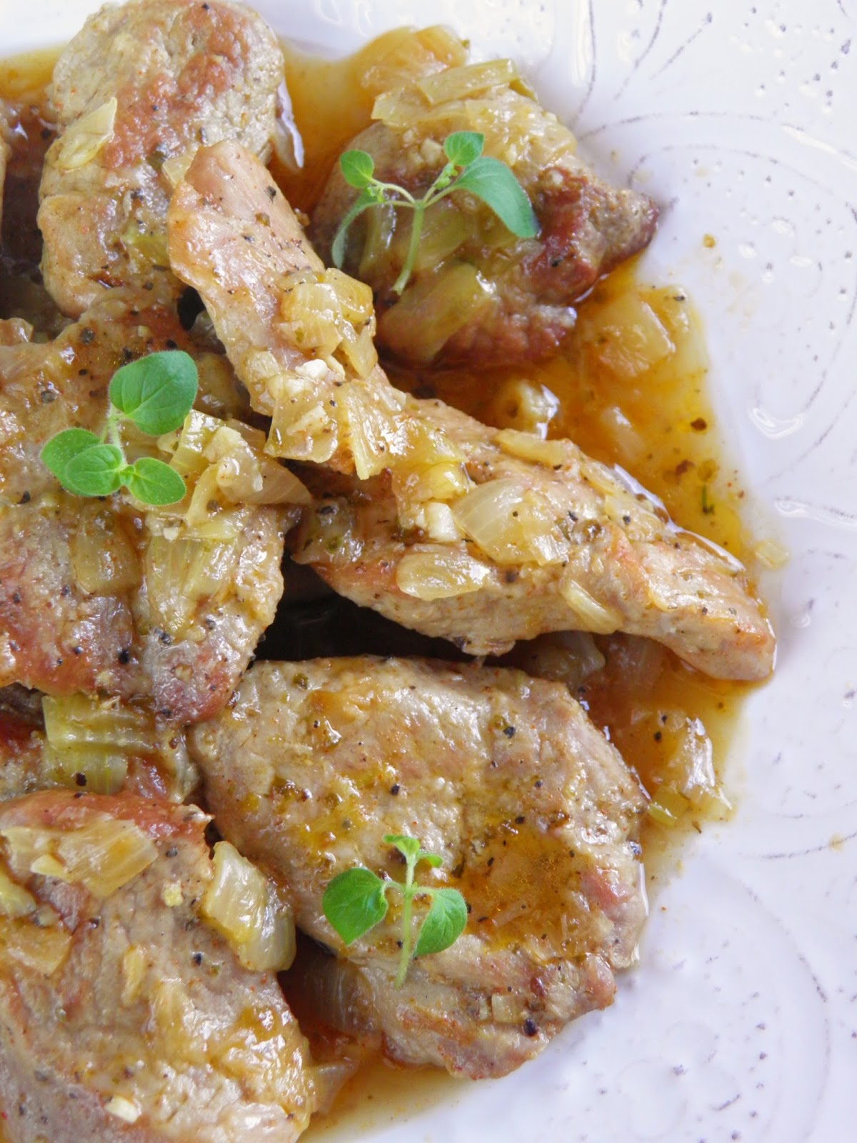 Свинина на сковороде с луком. Свинина тушеная в луке. Тушёное мясо в мультиварке с луком. Говядина с морковью и луком. Говядина тушеная на сковороде.