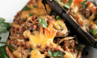 Запеченные баклажаны с гречкой и грибами