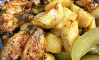 Крылышки в майонезе с печеным картофелем