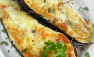 Баклажаны, запеченные с помидорами и базиликом