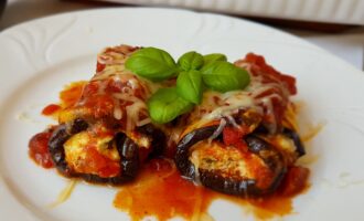 Рулетики из баклажанов и рикотты