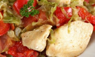 Тушеная курица с капустой и овощами