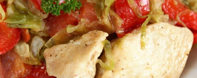 Тушеная курица с капустой и овощами
