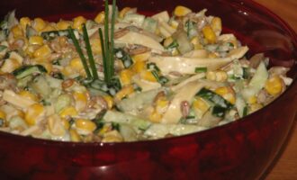 Салат из огурцов, кукурузы и сыра