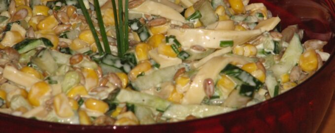 Салат из огурцов, кукурузы и сыра
