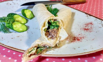 Рулет из лаваша с рыбными консервами и огурцом
