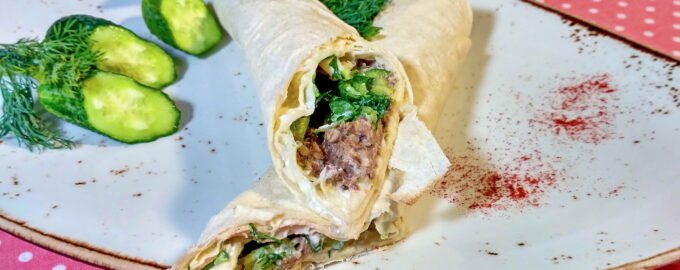 Рулет из лаваша с рыбными консервами и огурцом
