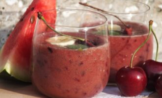 Банановый коктейль с арбузом и вишней