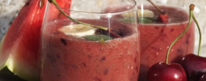 Банановый коктейль с арбузом и вишней