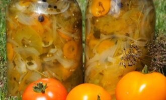 Салат из зеленых помидоров, моркови и лука