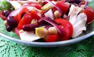 Салат из нута и фасоли