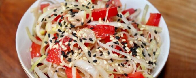 Салат с перцем, луком-пореем и помидорами