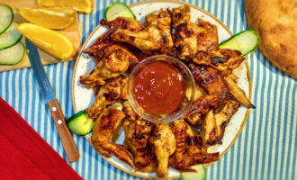 Куриные крылышки с медом, солодом и ткемали