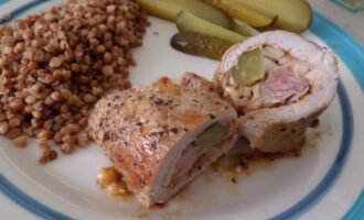 Мясные рулеты с соленым огурцом