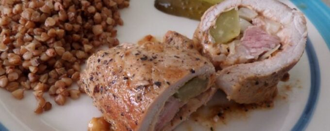 Мясные рулеты с соленым огурцом