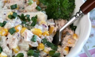Салат с тунцом и ананасом