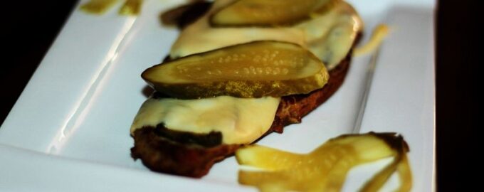 Свиные отбивные с солеными огурцами и сыром