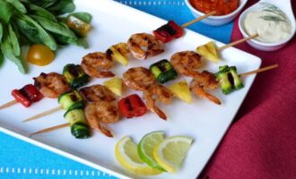 Креветки с ананасами на шпажках