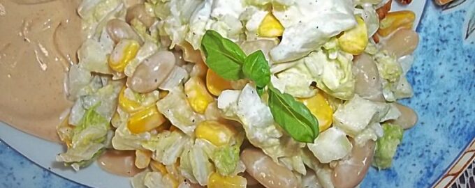 Салат с капустой и фасолью