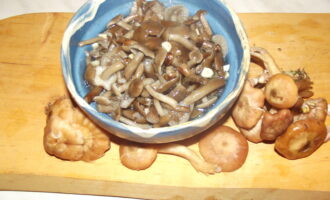 Грибной салат с чесноком