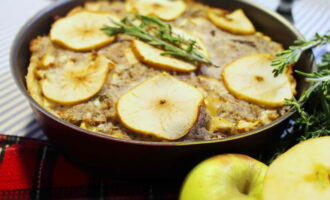 Пирог со свининой и яблоками