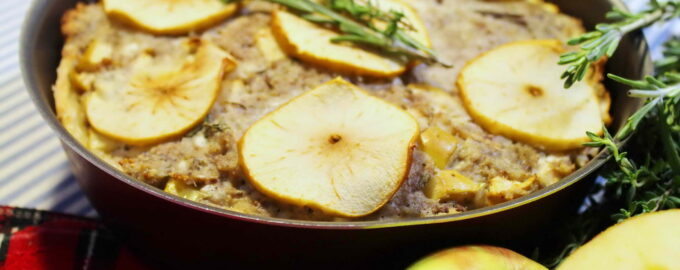 Пирог со свининой и яблоками