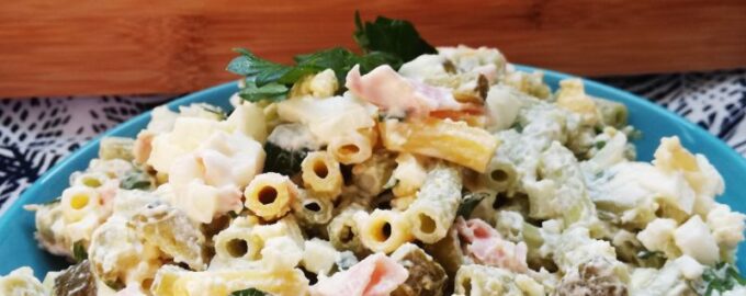 Салат из макарон с сыром фета