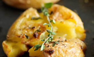 Вареный картофель, запеченный с чесноком