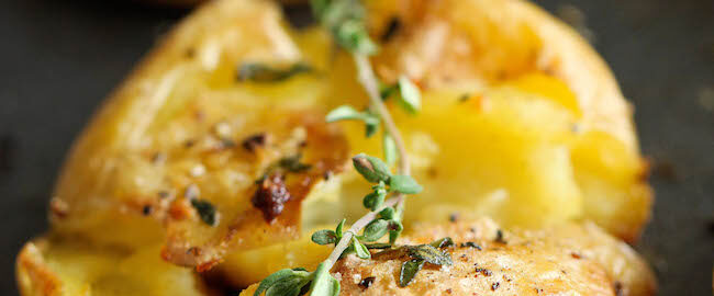 Вареный картофель, запеченный с чесноком
