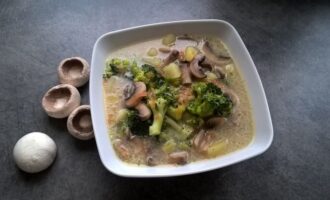 Куриный суп с брокколи и шампиньонами