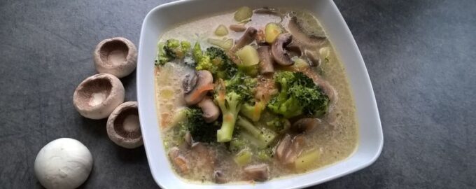 Куриный суп с брокколи и шампиньонами