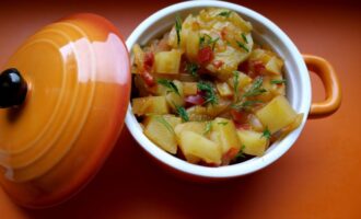 Картофель с кабачками и томатной пастой