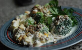 Салат из брокколи с чесночным соусом