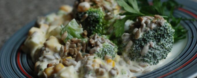 Салат из брокколи с чесночным соусом