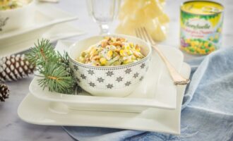 Салат с копченой курицей, кукурузой и яблоками