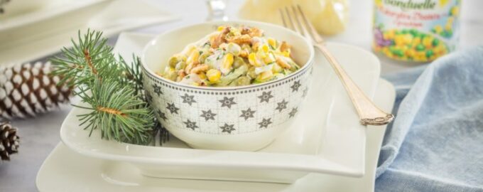 Салат с копченой курицей, кукурузой и яблоками