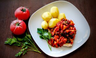 Куриное филе в томатном соусе с яблоком