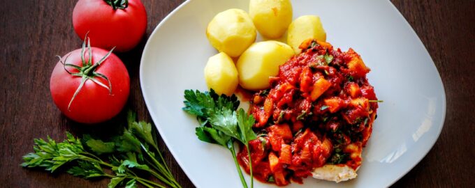 Куриное филе в томатном соусе с яблоком