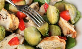 Салат с курицей и брюссельской капустой
