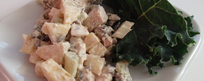 Салат из курицы, сельдерея и ананасов