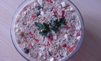 Салат с тунцом и солеными огурцами