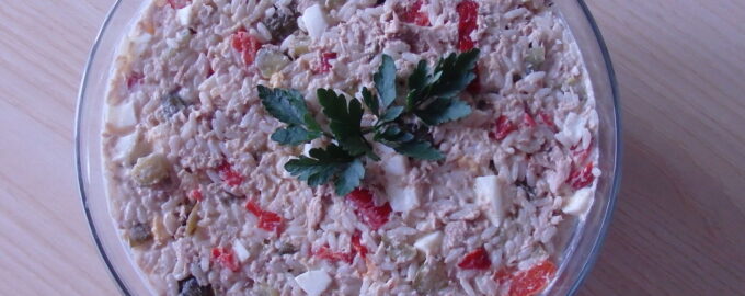 Салат с тунцом и солеными огурцами