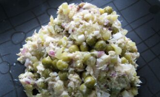 Салат из копченой скумбрии с зеленым горошком