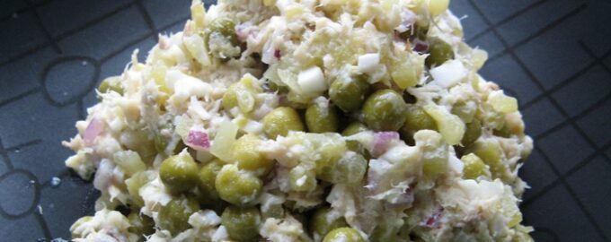 Салат из копченой скумбрии с зеленым горошком