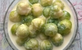 Брюссельская капуста в молочном соусе