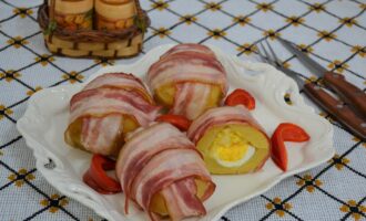 Картофель, запеченный с яйцом и сыром в беконе